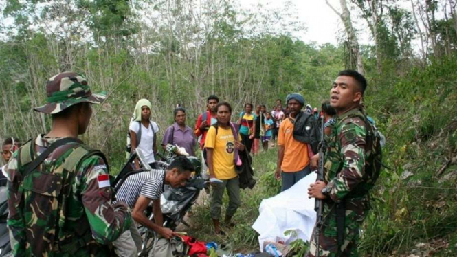 TNI amankan warga Timor Leste di Perbatasan, Selasa (2/2/2016)