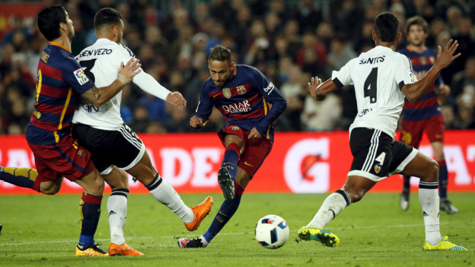 Striker Barcelona, Neymar ketika berhadapan dengan Valencia.
