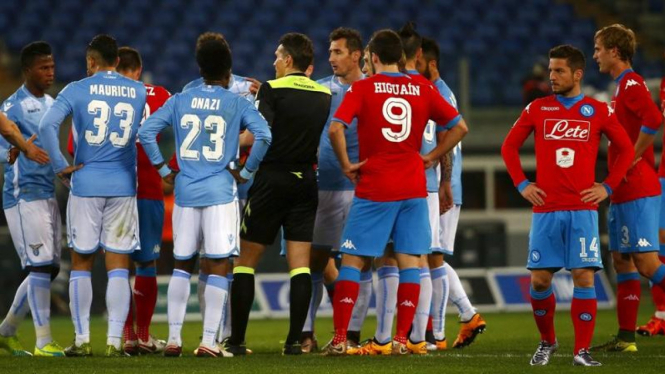 Duel Lazio versus Napoli sempat terhenti