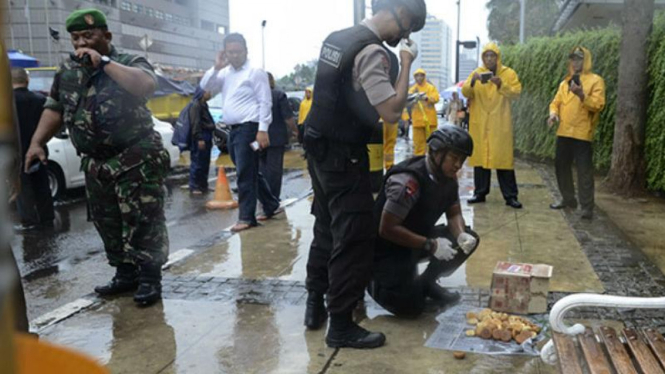 Benda mencurigakan di depan Hotel Pullman berisi kue kering