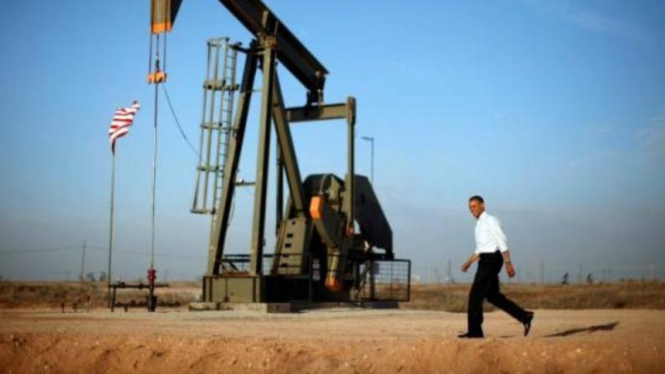 Presiden AS Barack Obama berjalan di ladang minyak di Texas.