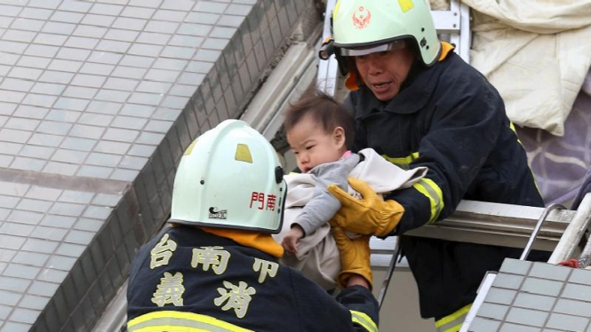 Proses evakuasi anak korban apartemen runtuh di Taiwan