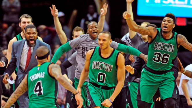 Pemain Boston Celtics rayakan kemenangan atas Cavaliers