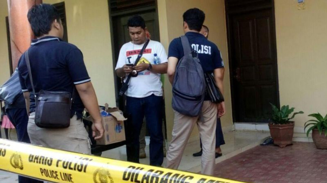 Polisi di depan rumah tempat ditemukannya Jamaludin.