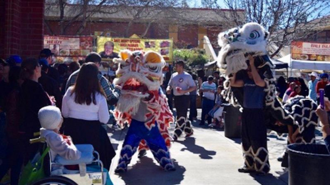 Atraksi barongsai dalam perayaan Imlek di Pasadena Amerika Serikat
