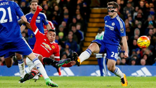 Pemain Manchester United, Jesse Lingard, cetak gol ke gawang Chelsea