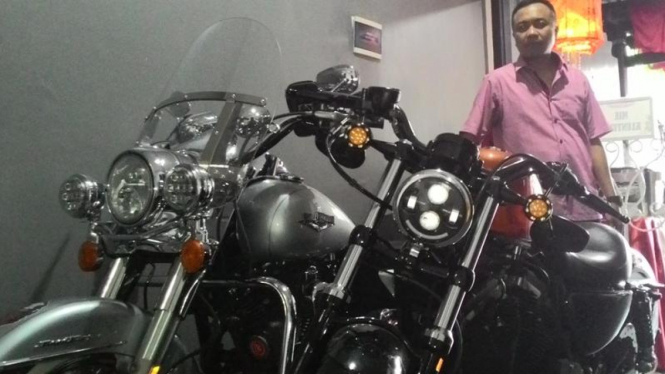 Rakhmad Santoso bersama dua moge Harley-nya.