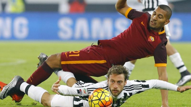 Gelandang Juventus, Claudio Marchisio (bawah), berjibaku dengan pemain AS Roma, William Vainqueur (atas)