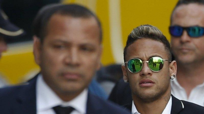 Neymar (kacamata bulat) dan sang ayah, Neymar Sr (depan)