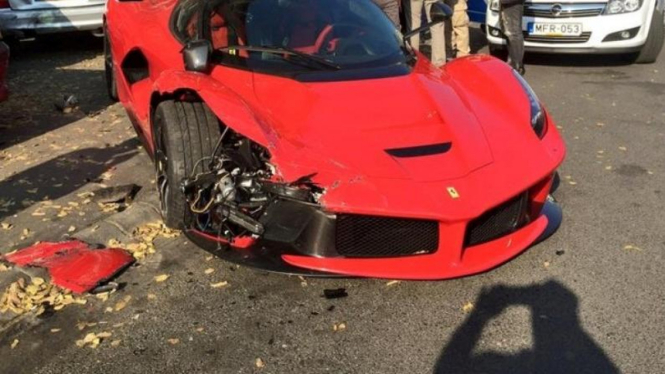 Bumper Ferrari LaFerrari yang rusak berat.