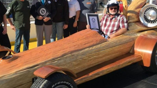 Bryan Reids dengan mobil kayu karyanya.