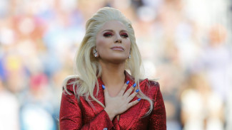 Penampilan Glamor Serba Glitter Lady Gaga