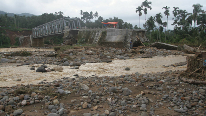 Jembatan di Solok Selatan rusak akibat banjir