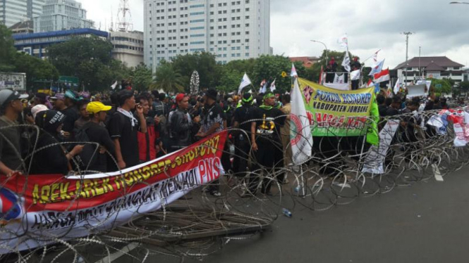 Ribuan guru honorer menggelar unjuk rasa di Istana Negara