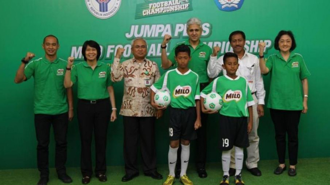 Kurniawan Dwi Julianto (kiri) usai jumpa pers MILO Football Championship 2016.