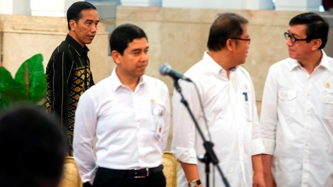 Para menteri kenakan kemeja putih khas Presiden Joko Widodo.