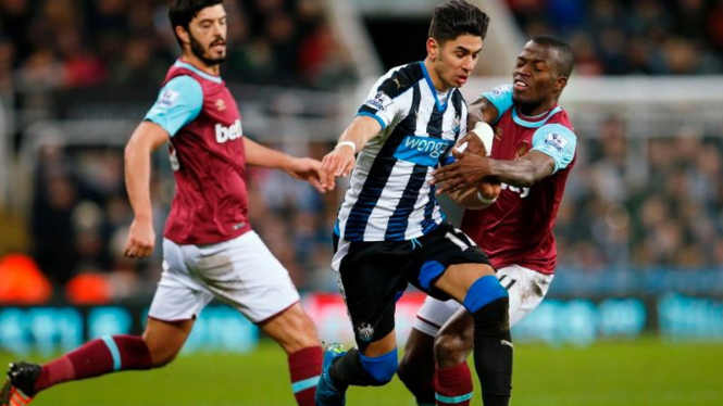 Pemain Newcastle United, Ayoze Perez (tengah)