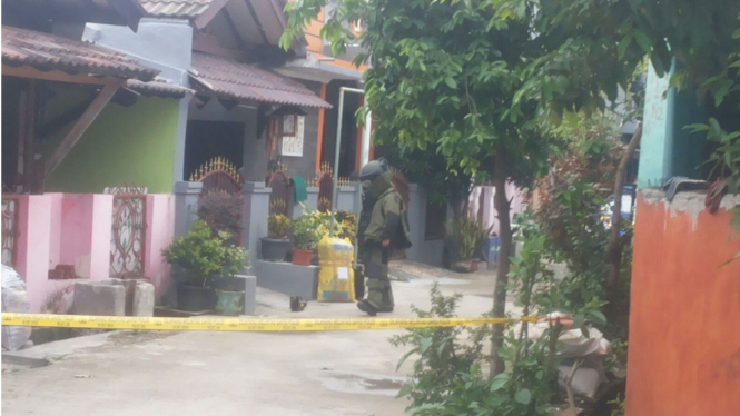 Polisi di Bekasi memeriksa lokasi penemuan paket yang mencurigakan.