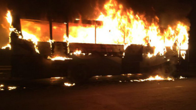 Bus terbakar
