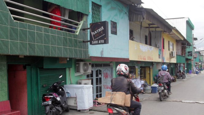 Pengendara motor melintas di kawasan Kalijodo, Jakarta Utara, Jumat (12/02/2015)