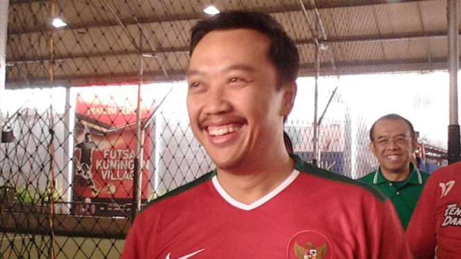 Menteri Pemuda dan Olahraga, Imam Nahrawi, berkostum tim nasional sepabola Indonesia.