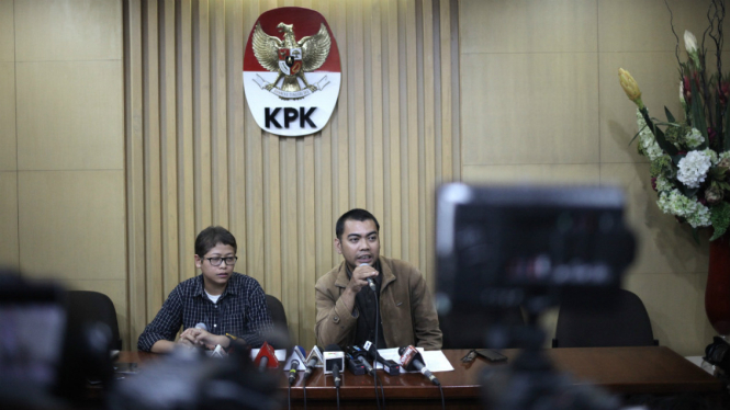 Kepala Bagian Pemberitaan dan Publikasi KPK Priharsa Nugraha (kanan).