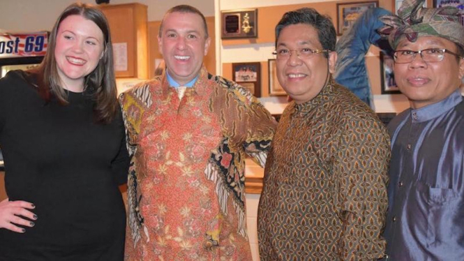 Wali Kota Somersworth, Dana S. Hilliard, (kedua dari kiri) dan Acting Konsul Jenderal RI di New York, Benny YP Siahaan.  