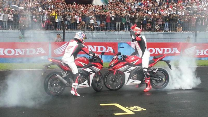 Marc Marquez dan Dani Pedrosa saat menguji motor Honda All New CBR150R di Sentul.