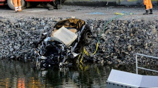 Mobil personel Viola Beach yang ringsek usai kecelakaan.