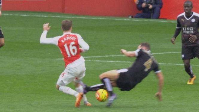 Gelandang Arsenal, Aaron Ramsey (kiri)