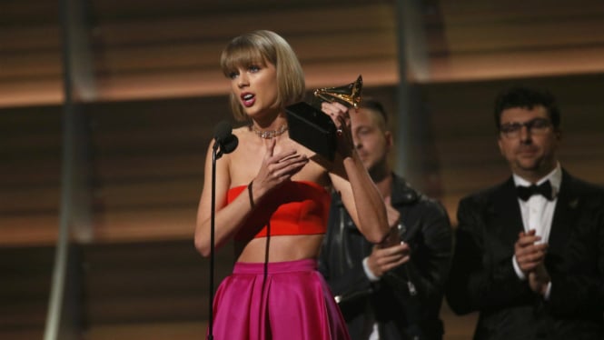 Taylor Swift menerima penghargaan Grammy Awards