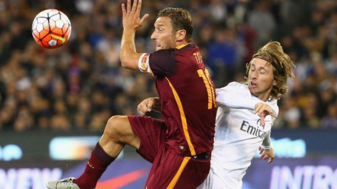 Kapten AS Roma, Francesco Totti (kiri), berduel dengan pemain Real Madrid, Luka Modric (kanan)
