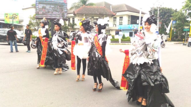 Peragaan busana dari daur ulang