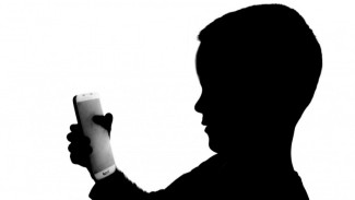 Mencegah Dampak Negatif Internet bagi Anak