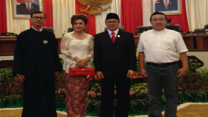 Andre Angouw (tengah) terpilih sebagai Ketua DPRD Sulawesi Utara beragama Khonghucu.