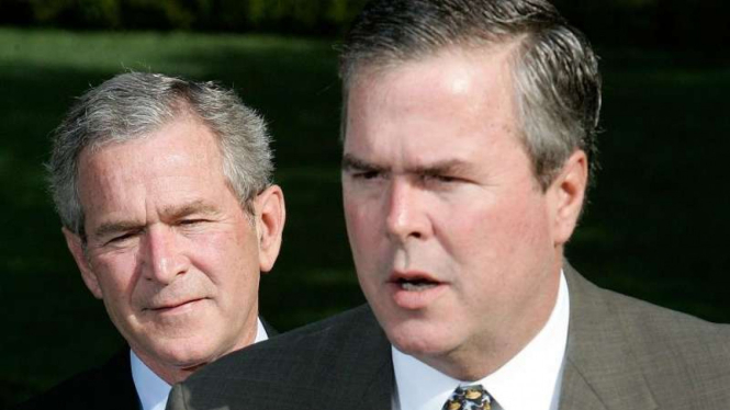 Mantan Presiden AS, George W. Bush dan adiknya, Jeb Bush.