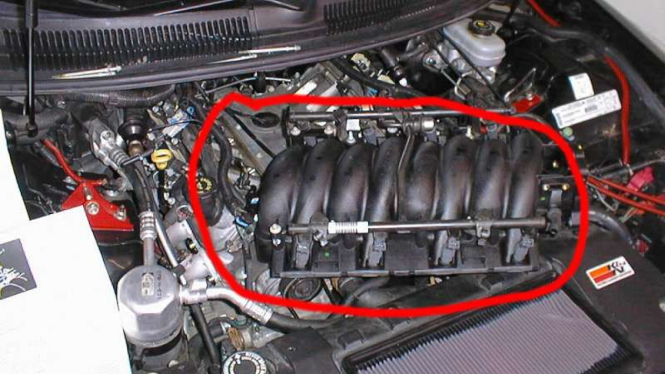 Intake manifold mobil (lingkaran merah).