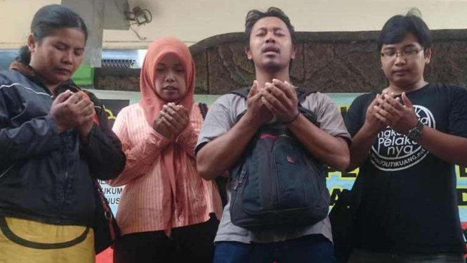 Aktivis Buruh berdoa untuk rekan mereka di Lapas Lowokwaru Malang (16/2/2016)