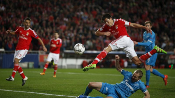 Pemain Benfica Nico Gaitan menendang bola