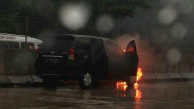 Mobil terbakar di tol menuju Bandara Soetta