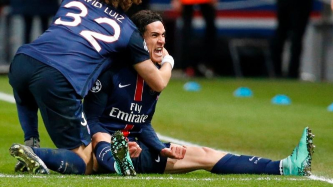 Pemain Paris Saint-Germain, Edinson Cavani, usai bobol gawang Chelsea.