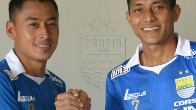 Purwaka Yudi (kanan) berkostum Persib Bandung