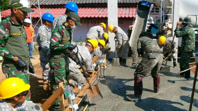 Salah satu kegiatan TNI saat membangun gedung sekolah