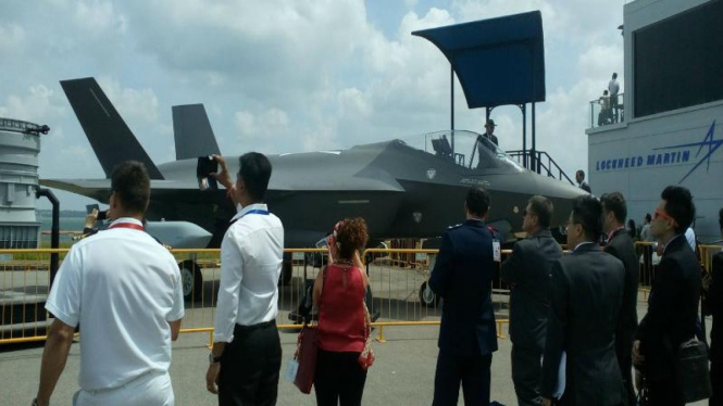 Jet tempur F-35 dipamerkan pada Singapore Airshow 2016.