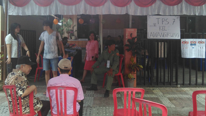 Suasana di suatu Tempat Pemungutan Suara di Pilkada Kota Manado.