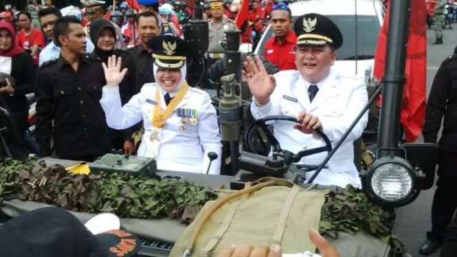 Wali Kota Surabaya, Tri Rismaharini, dan wakilnya diarak dengan Jeep Willys, Rabu (17/2/2016).