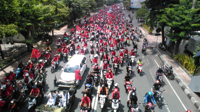 Pawai pendukung Tri Rismaharini