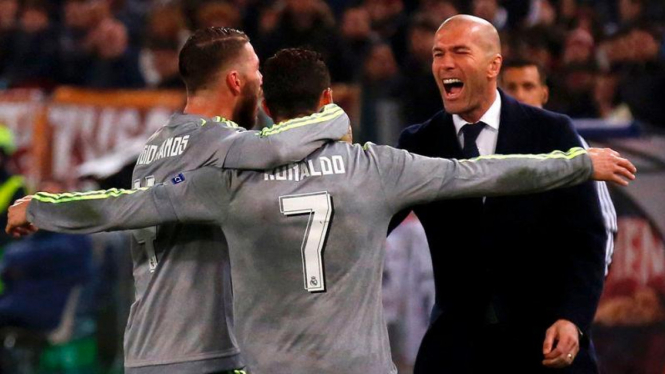 Pemain Real Madrid, Sergio Ramos dan Cristiano Ronaldo, merayakan gol dengan pelatih, Zinedine Zidane.