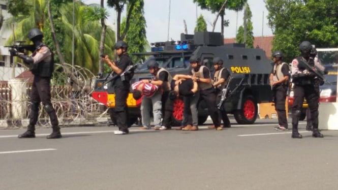 Simulasi antisipasi teror dan unjuk rasa jajaran Polda Sumsel, Kamis 18 Februari 2016