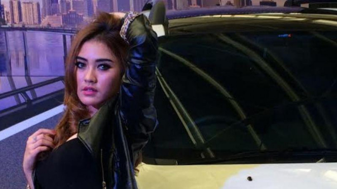 Ajeng Anggun, model cantik otomotif
